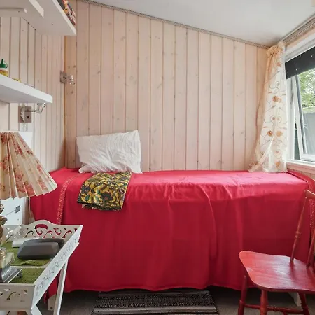 2 Bedroom Beautiful In Casa de Férias