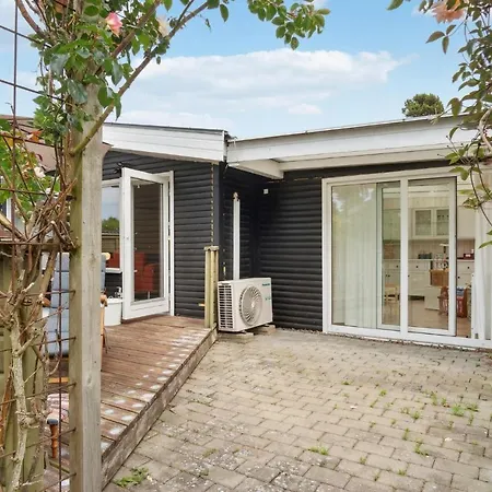 בית נופש 2 Bedroom Beautiful In